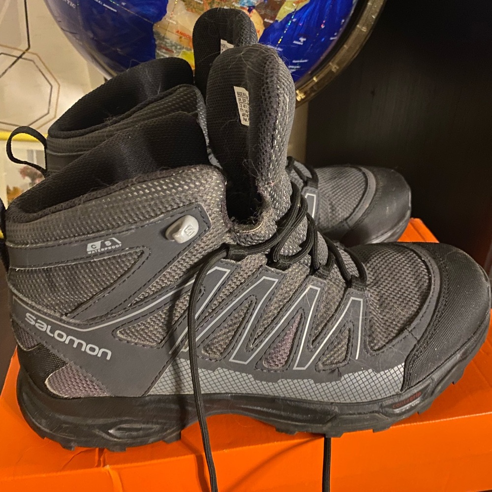 Men’s size 8 grey Salomon hiking boots